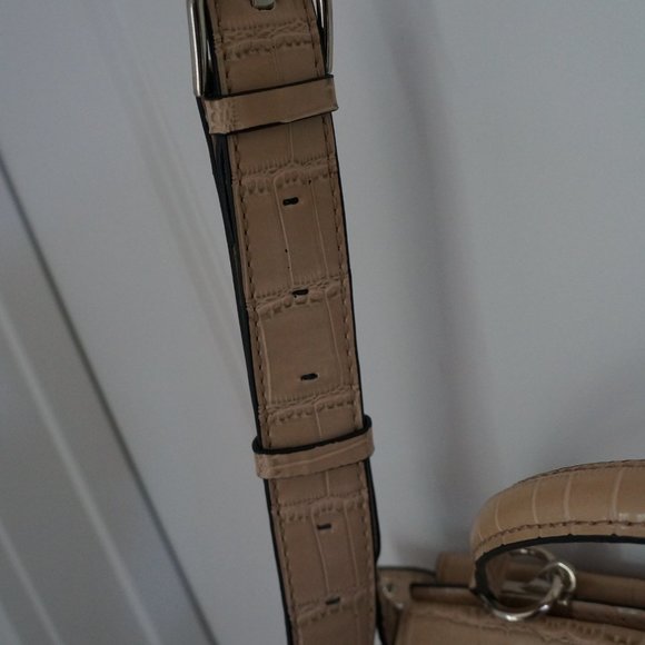 GUESS Women's Georgie Satchel Nut Handbag with matching wallet. - Picture 5 of 14